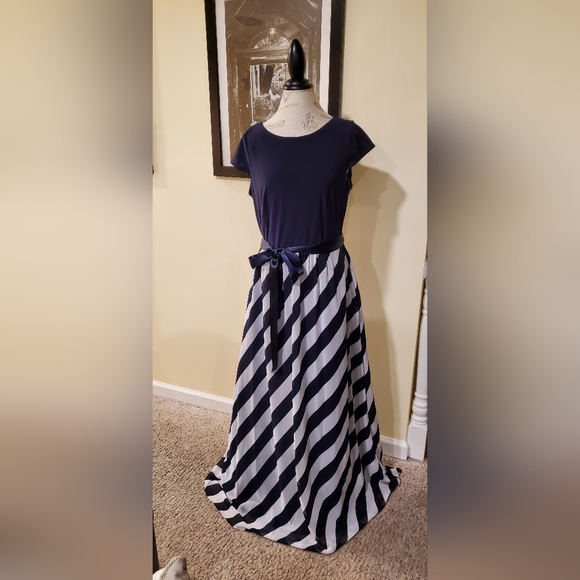 Navy and white gown - Picture 4 of 13